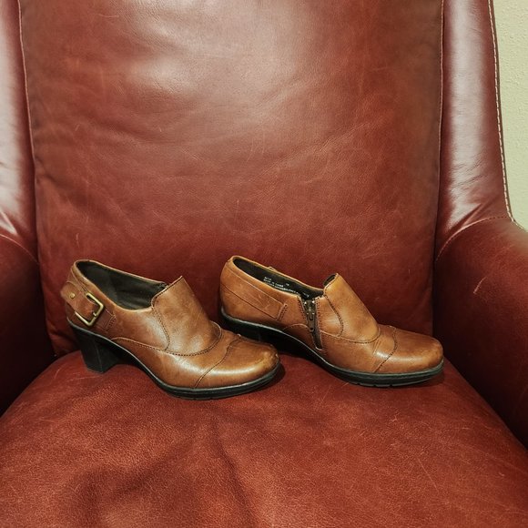 Clarks Brown Leather Ankle Booties Buckle Accent Side Zip #84135 - Size 7 - Picture 1 of 6